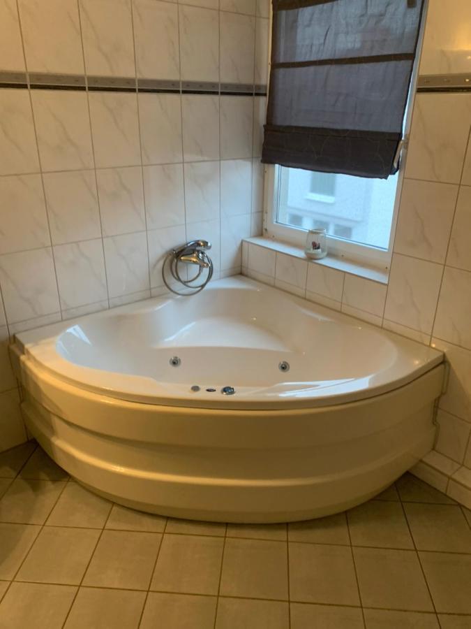 Mainpark Apartment 4 Schlafzimmer Bis Zu 10 Personen Direkt Ueber Aschaffapartment Bei Aschaffenburg Mainaschaff Buitenkant foto